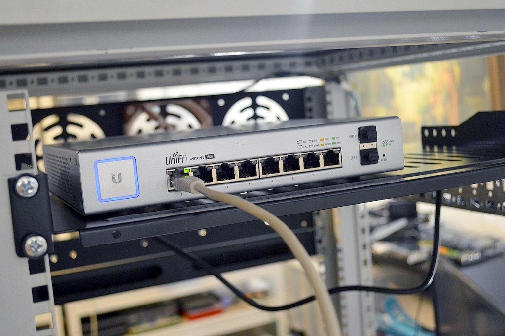 Питание через Ethernet (PoE). Как выбрать коммутатор для видеонаблюдения и Wi-Fi в офисе