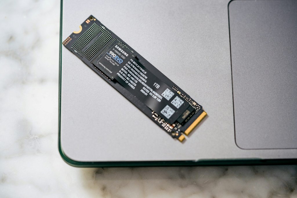 Насколько твердотельные накопители SSD быстрее жестких дисков HDD в 2026 году: итоги тестов
