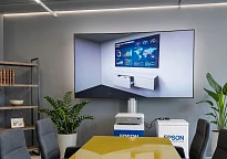 Изображение новости Ультракороткофокусный проектор для переговорной: чем лучше обычного