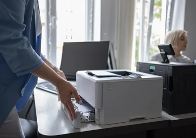 Парк принтеров и МФУ HP: как посчитать цену владения в 2026 году и выбрать между ремонтом, совместимыми расходниками и заменой